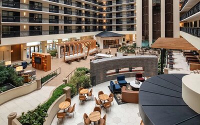 Ample seats perfect for coworking in the atrium of Embassy Suites by Hilton San Francisco Airport.