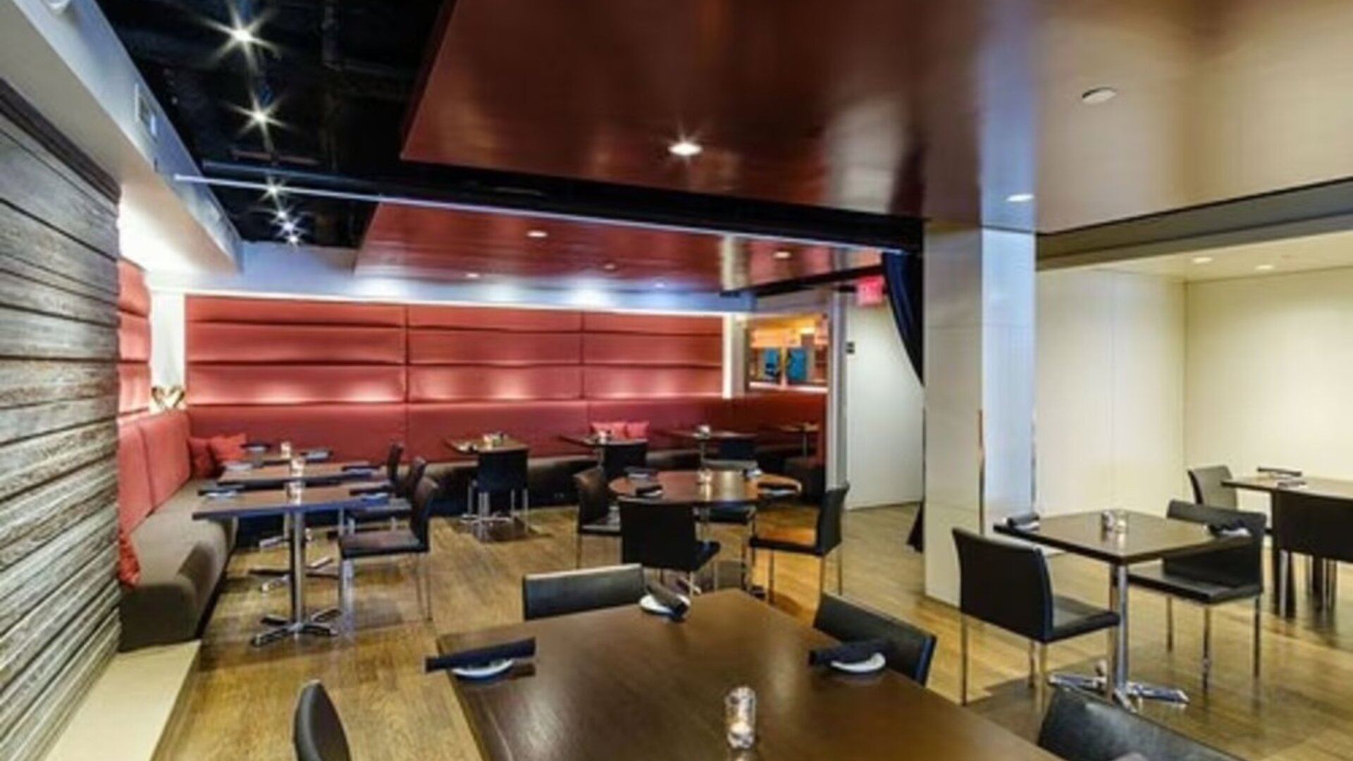 Dining area perfect for coworking at Arc The Hotel Ottawa.