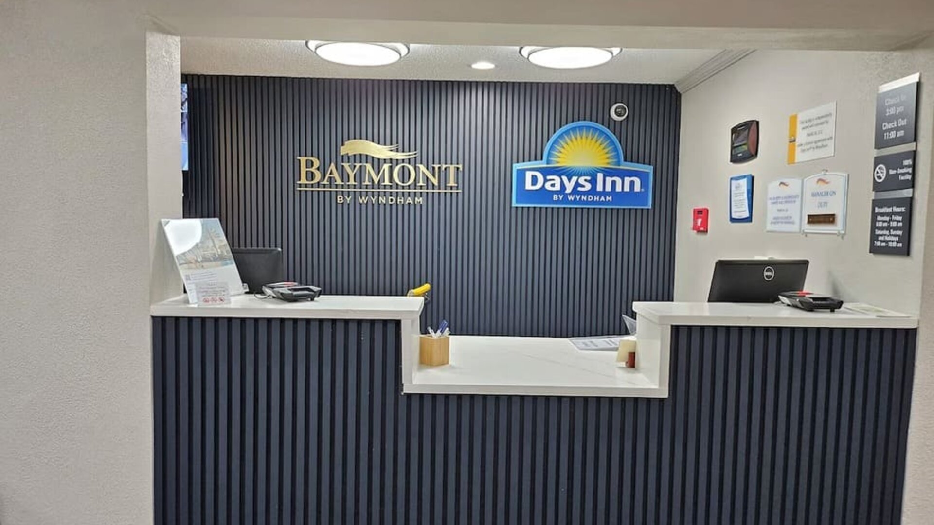 Reception desk at Baymont By Wyndham Davenport.