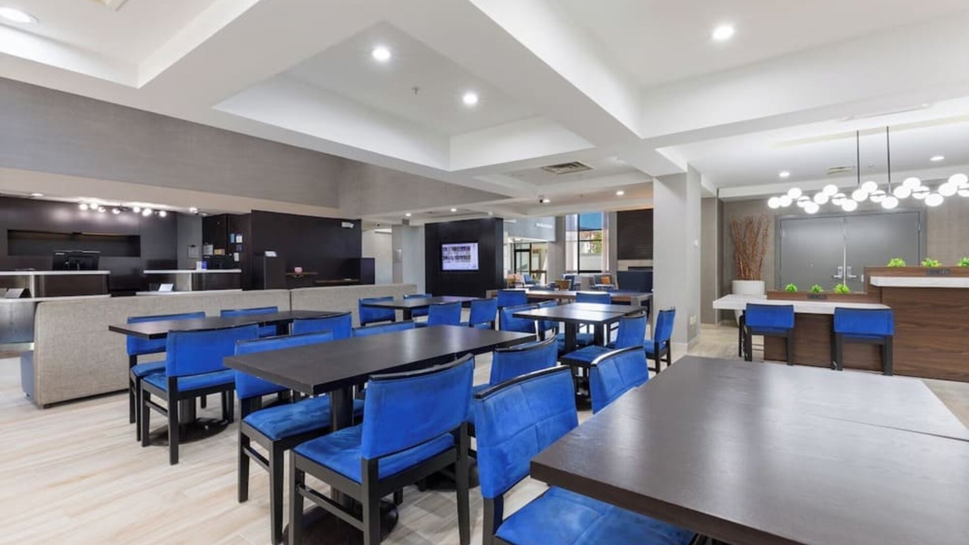 Dining area at Best Western Plus Elgin - Chicago.