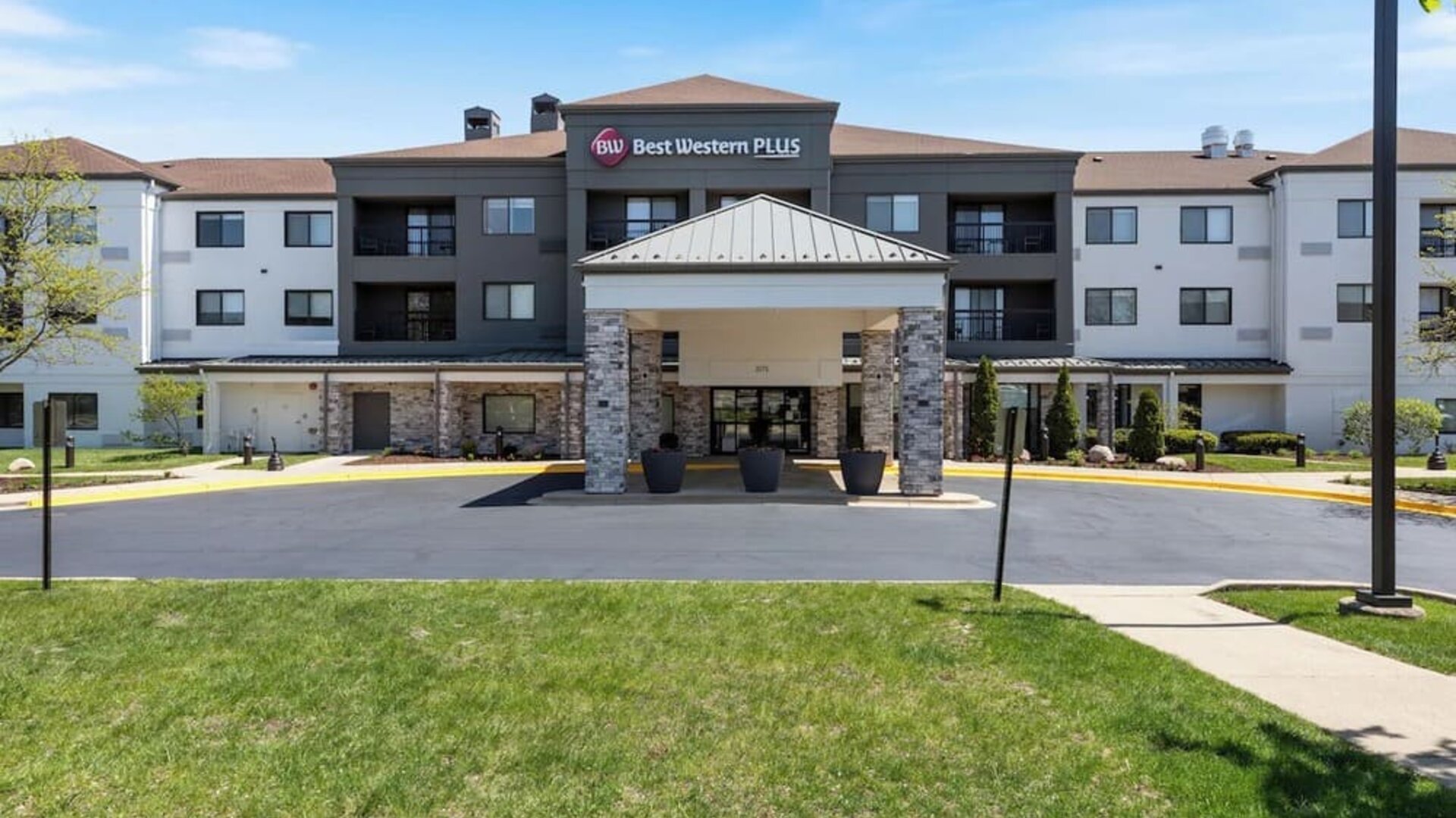 Parking available at Best Western Plus Elgin - Chicago.