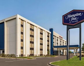 Exterior view of Hampton Inn Chicago-O'Hare International Airport and parking area.