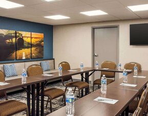 Professional meeting room at Hampton Inn Chicago-O'Hare International Airport..