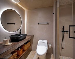 Guest bathroom at Aire De O:live.