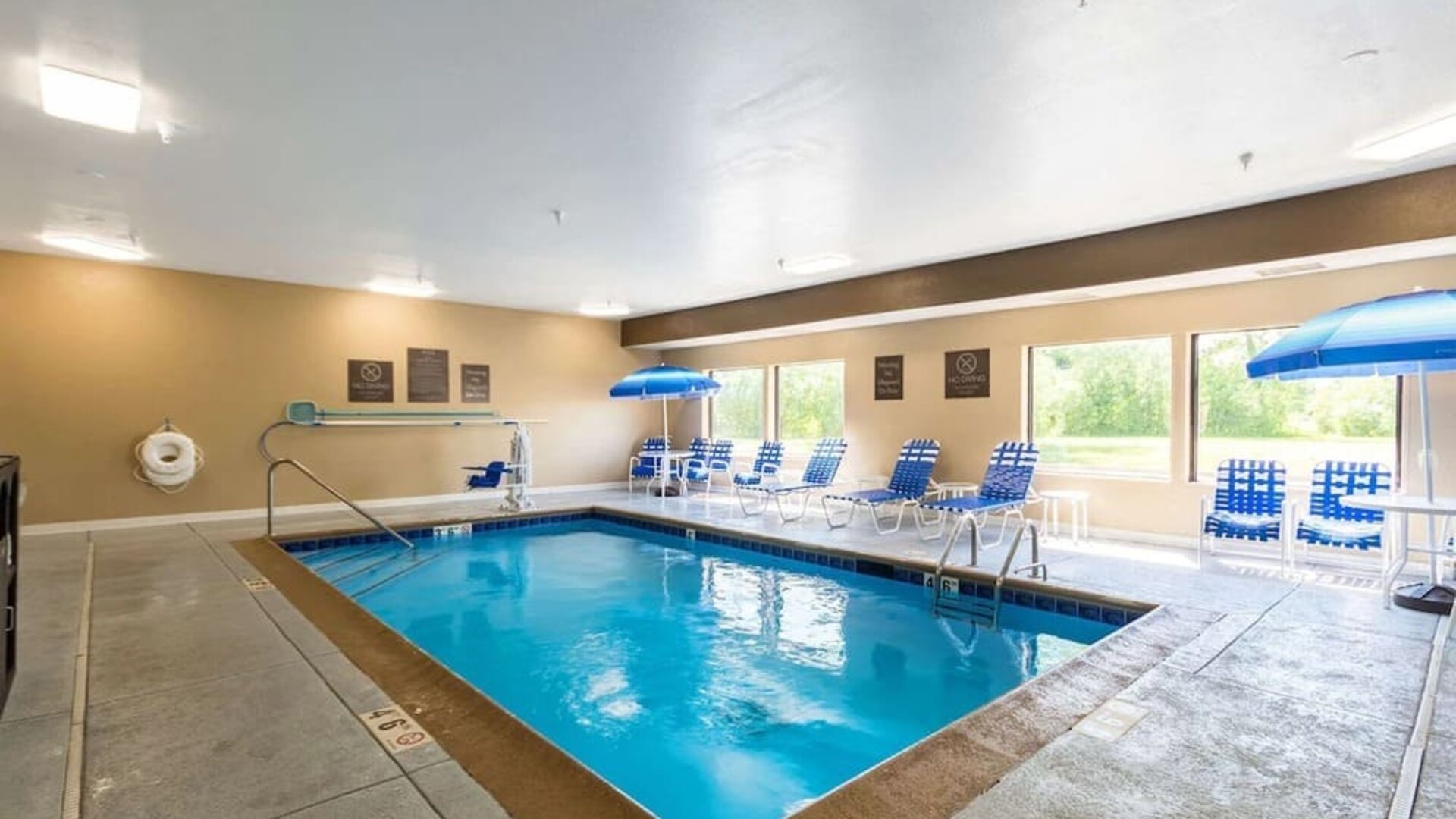 Indoor pool at Comfort Inn & Suites North Aurora - Naperville.