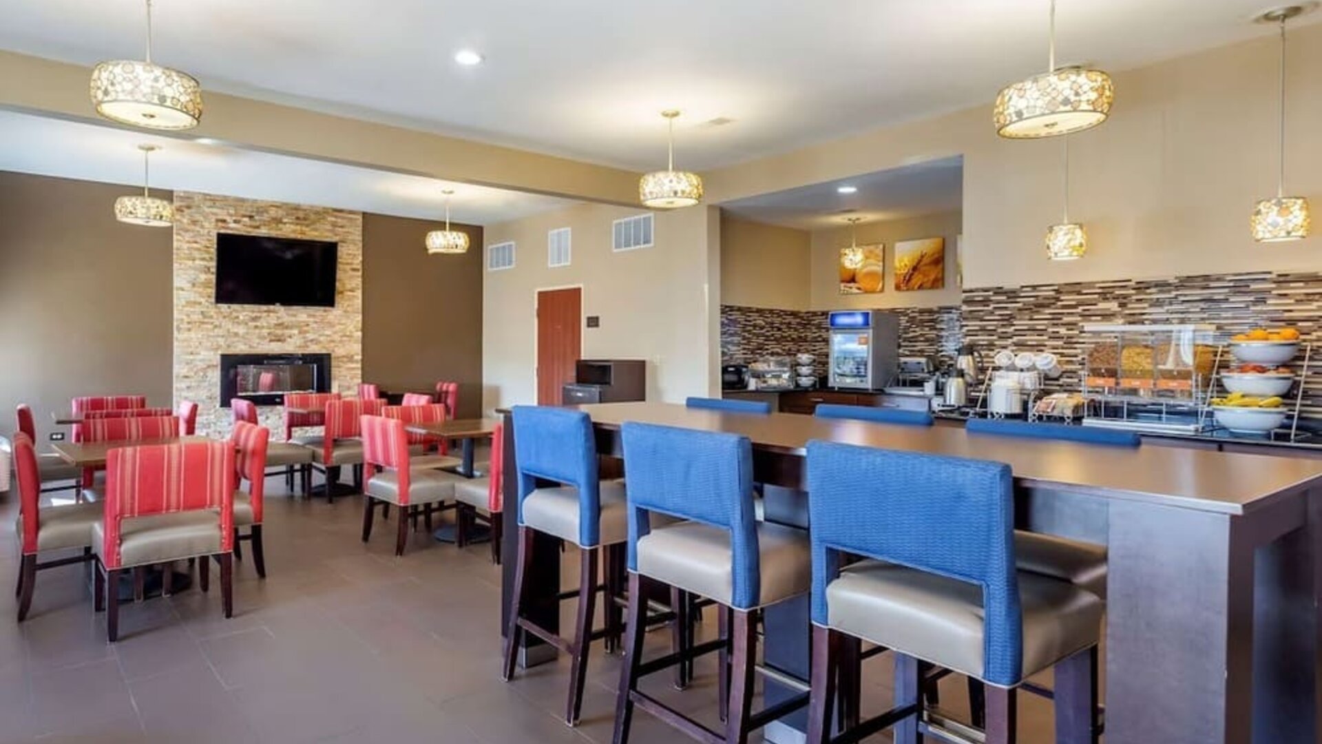 Dining area at Comfort Inn & Suites North Aurora - Naperville.