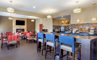 Dining area at Comfort Inn & Suites North Aurora - Naperville.