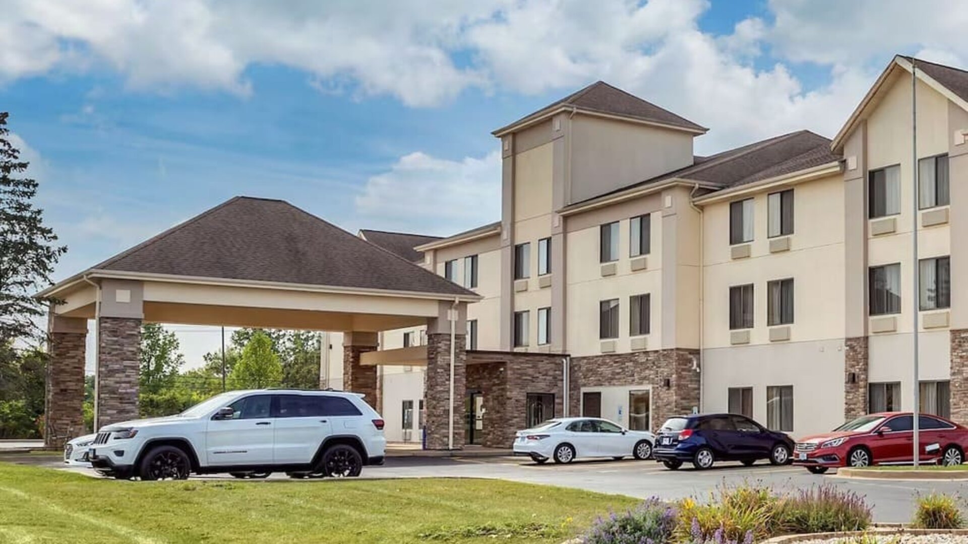 Parking available at Comfort Inn & Suites North Aurora - Naperville.