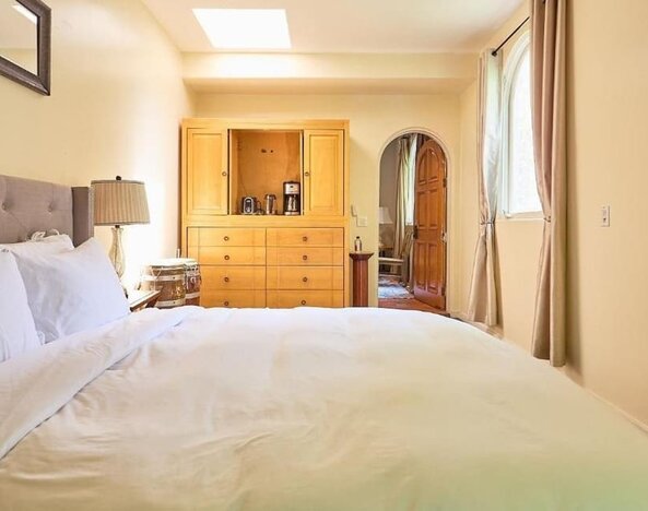 Day  use room at Beverly Hills Spanish.