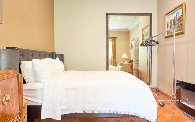 Day  use room at Beverly Hills Spanish.