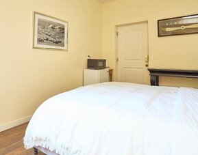 Day  use room at Beverly Hills Spanish.