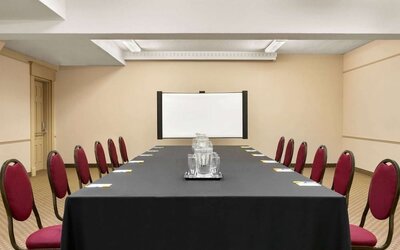 Meeting room at Days Inn By Wyndham London.