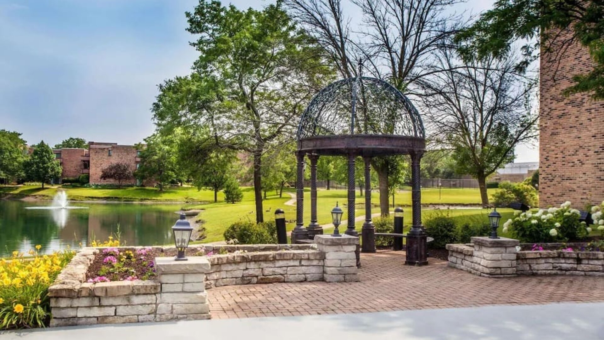 Ourdoor garden at Wyndham Garden Schaumburg Chicago Northwest.