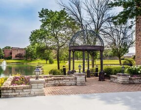 Ourdoor garden at Wyndham Garden Schaumburg Chicago Northwest.