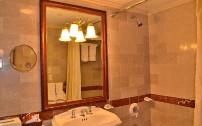 Guest bathroom at The Wall Street Inn.