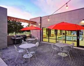 Outdoor terrace at Home2 Suites El Reno.