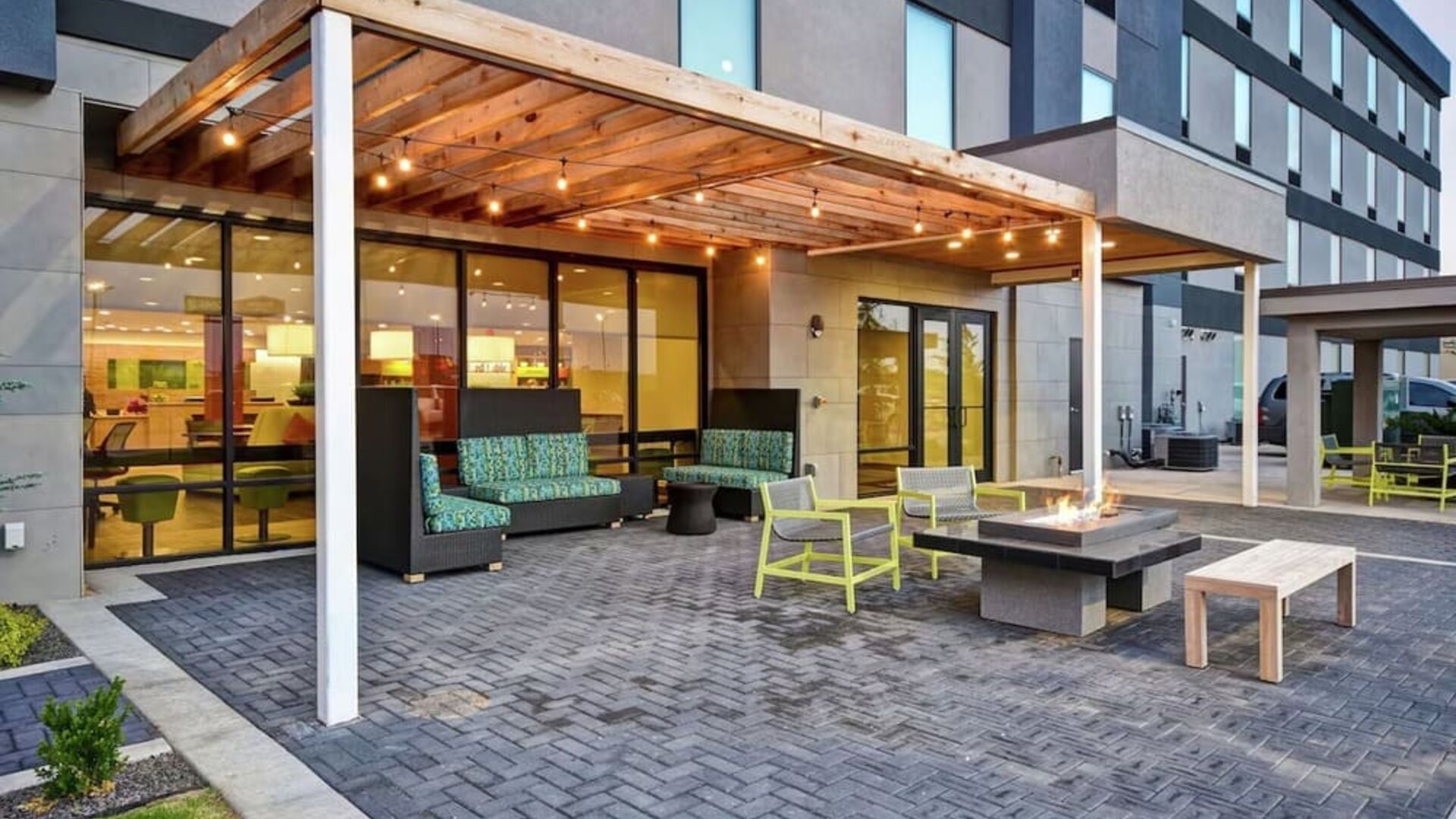 Outdoor terrace at Home2 Suites El Reno.