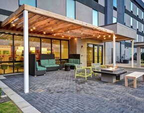 Outdoor terrace at Home2 Suites El Reno.