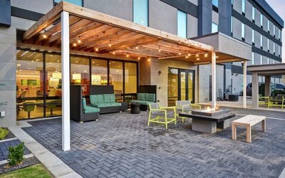 Outdoor terrace at Home2 Suites El Reno.