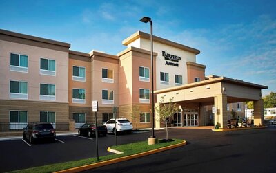 Hotel exterior at Fairfield Inn & Suites By Marriott Alexandria.