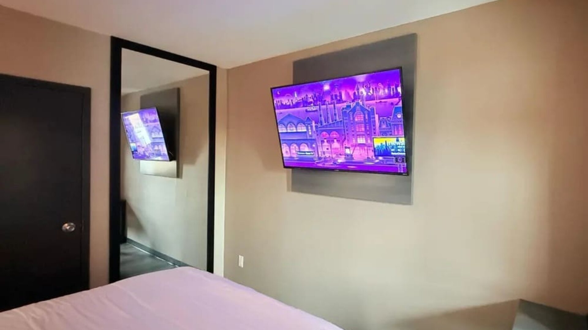 King room at THE VINE HOTEL BRONX.