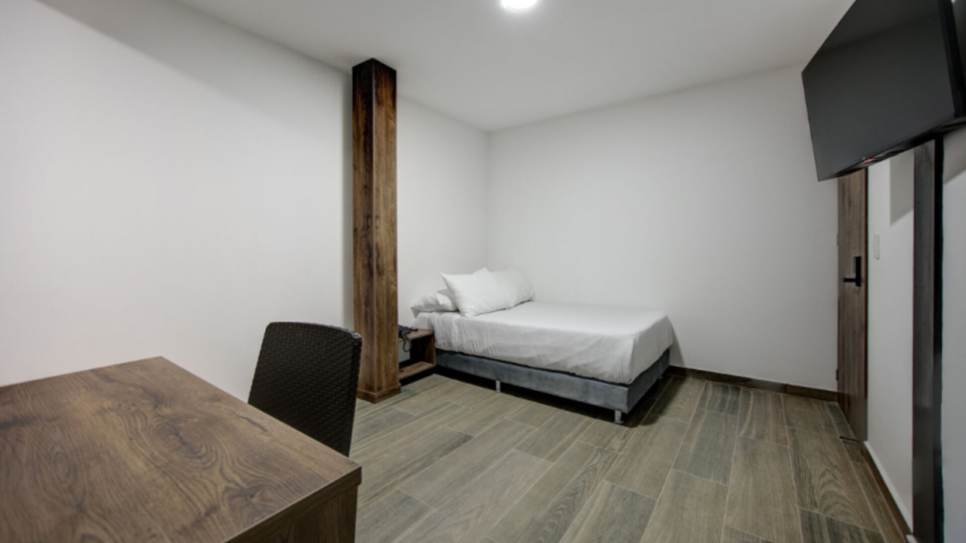 XLiving Host & Rooms