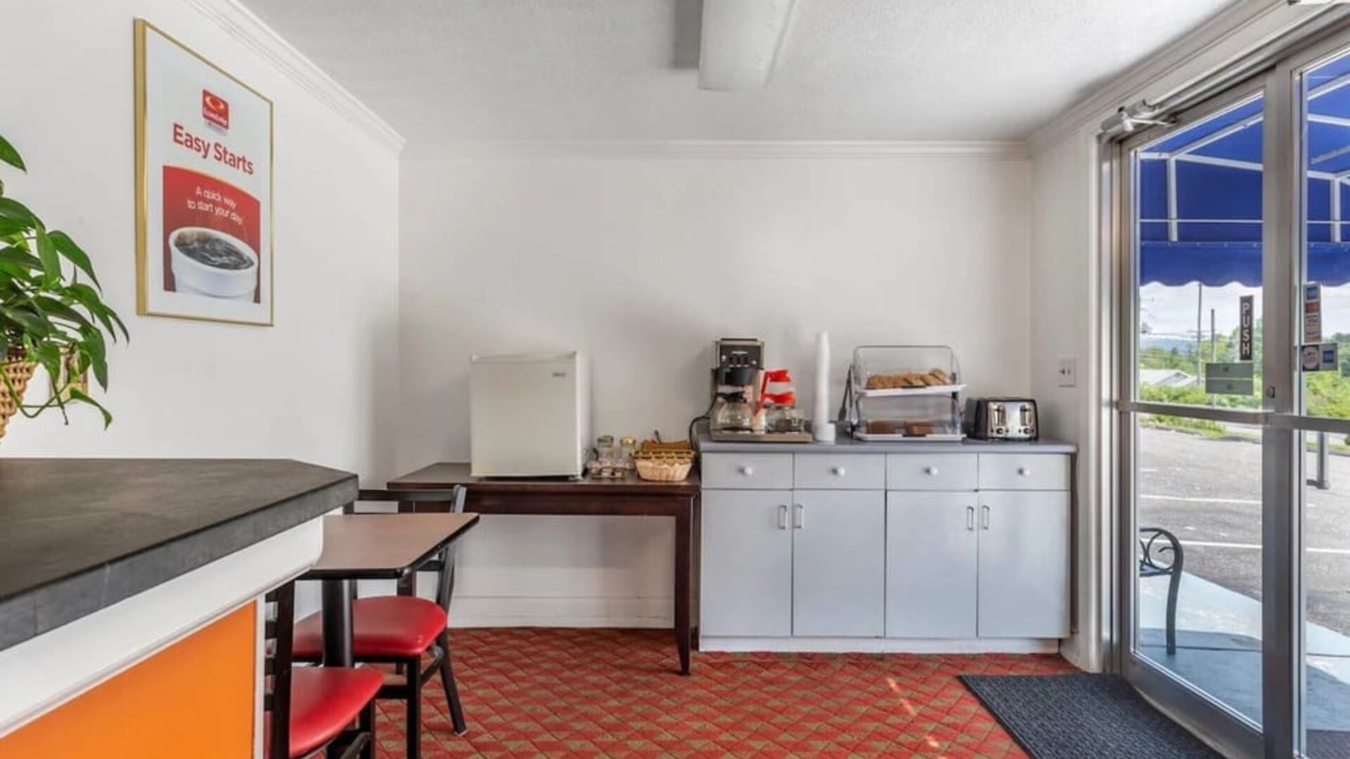 Dining area at Econo Lodge Lee - Great Barrington.