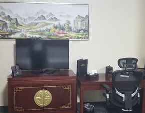 Work desk at Baymont By Wyndham Montreal Airport.