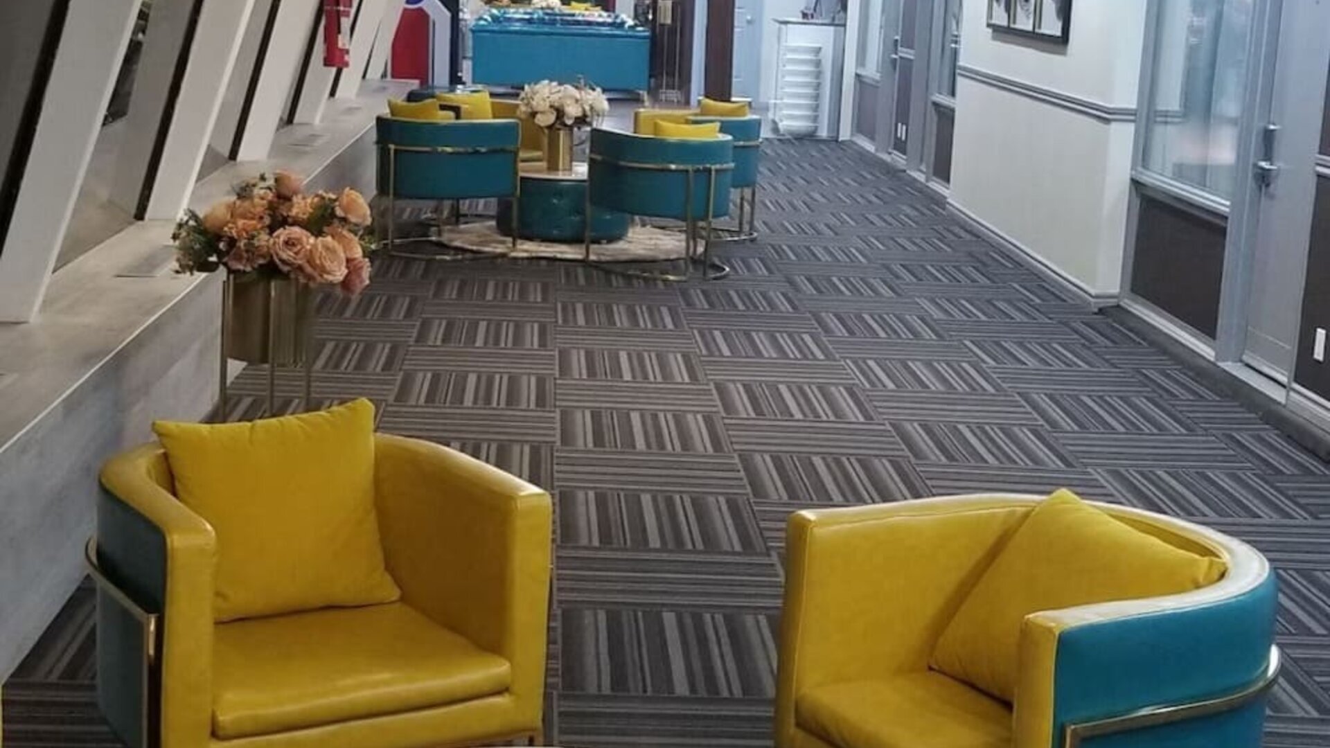 Lobby lounge at Baymont By Wyndham Montreal Airport.