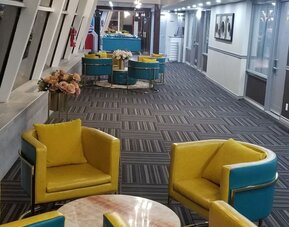 Lobby lounge at Baymont By Wyndham Montreal Airport.