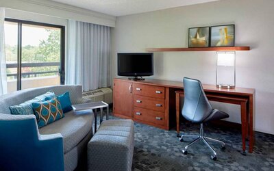 Day room with work desk at Sonesta Select Raleigh Durham Airport Morrisville.