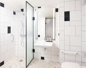 Guest bathroom at Motto By Hilton Rotterdam Blaak.