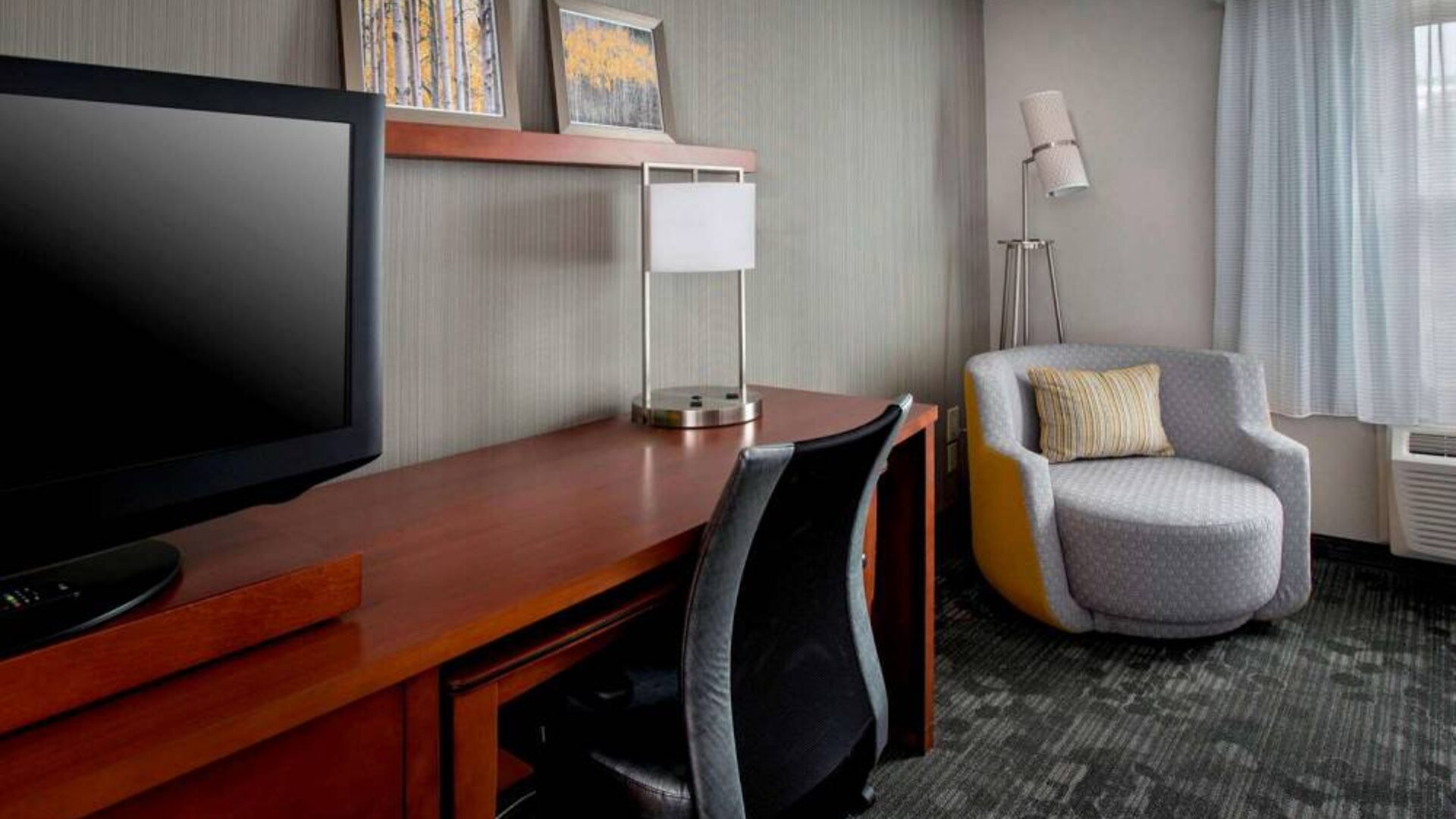 Work desk at Sonesta Select Tinton Falls Eatontown.