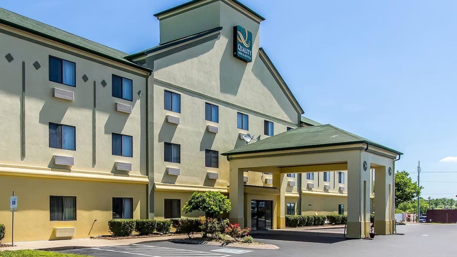 Parking at Quality Inn & Suites, La Vergne.