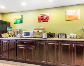 Breakfast available at Quality Inn & Suites, La Vergne.