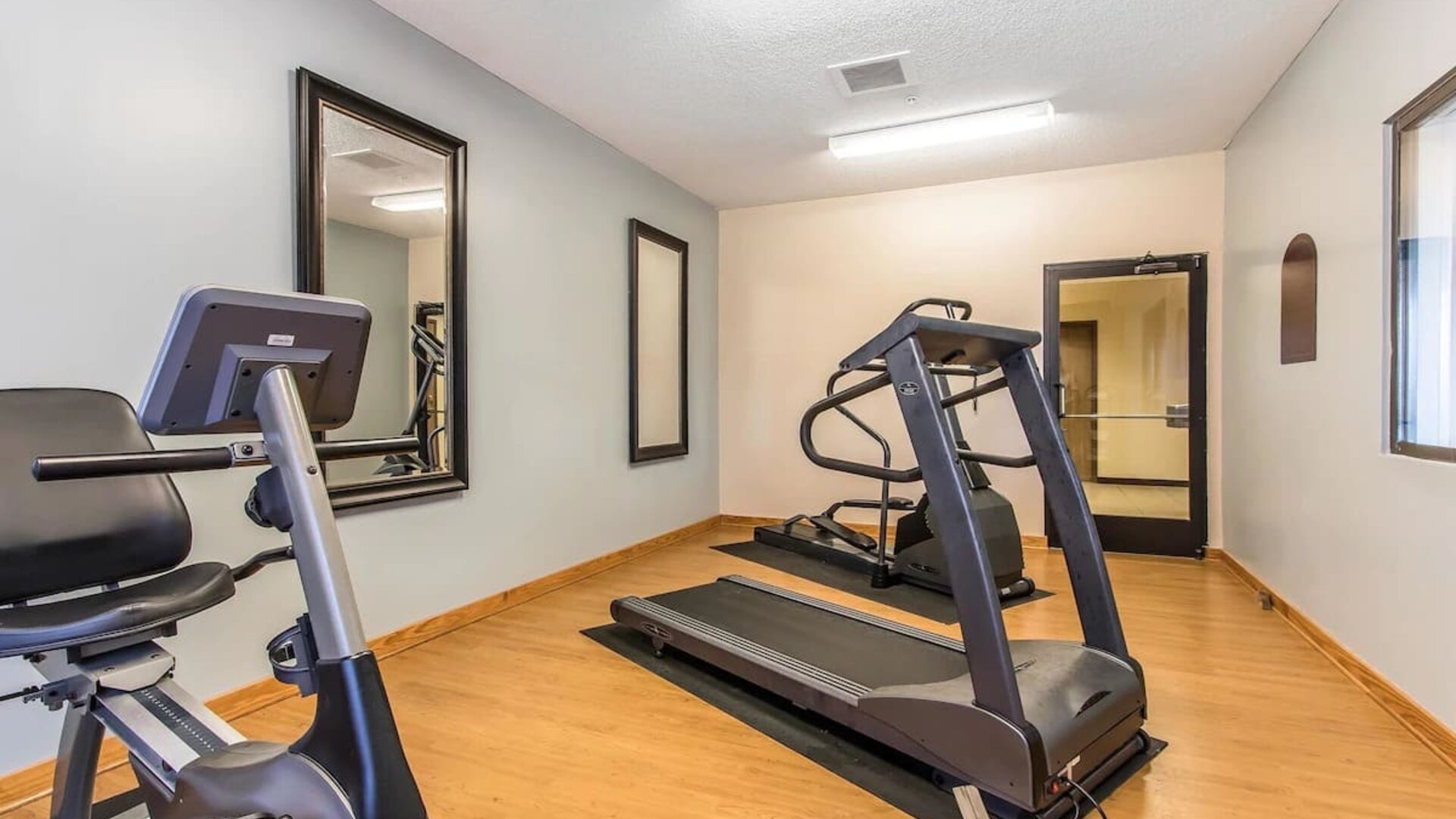Gym at Quality Inn & Suites, La Vergne.