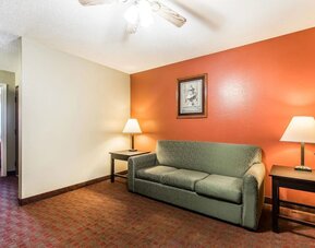 Lounge at Quality Inn & Suites, La Vergne.