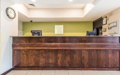 Reception desk at Quality Inn & Suites, La Vergne.