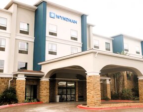 Hotel exterior at Wyndham Lake Charles.