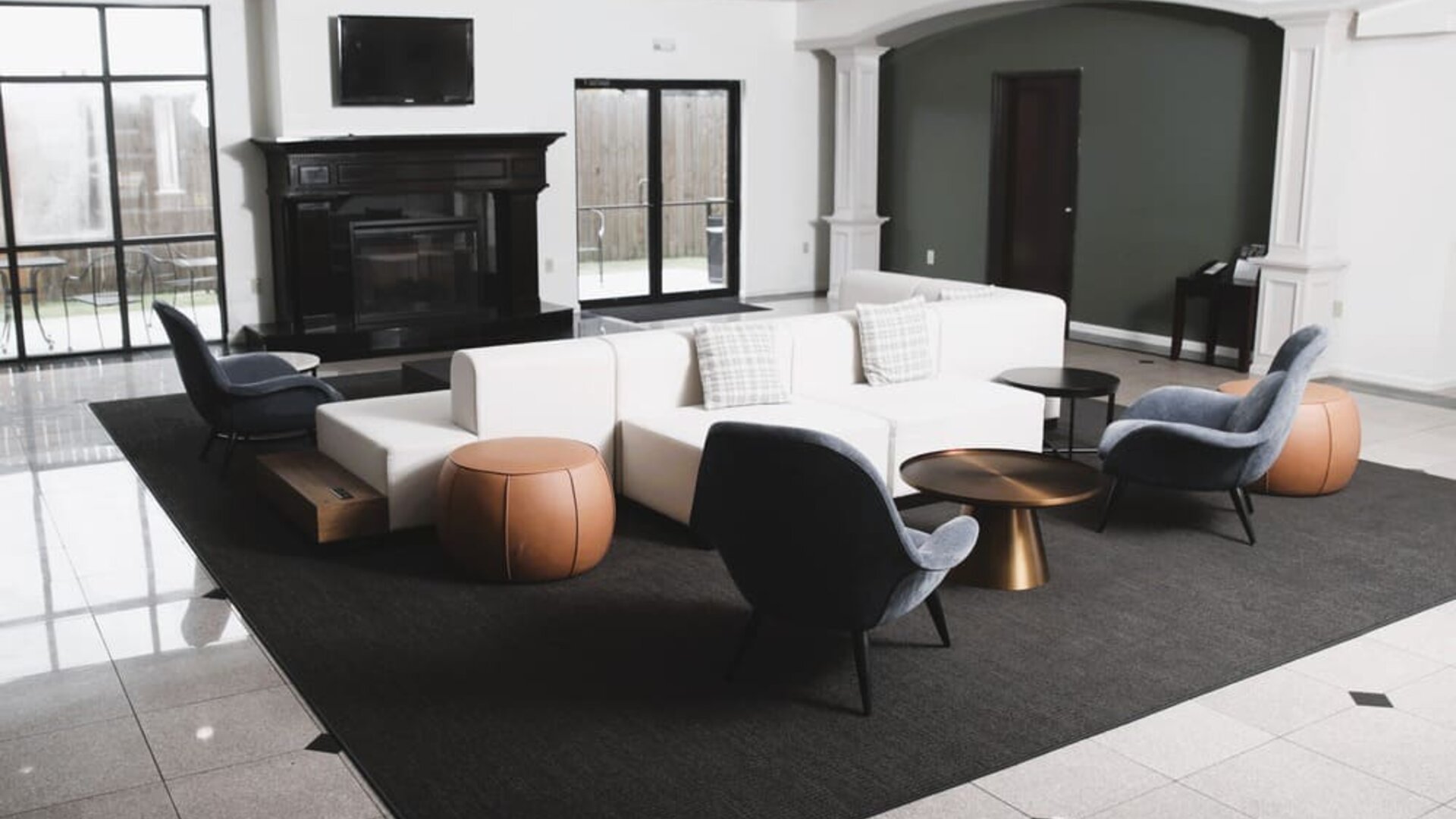 Lobby and lounge at Wyndham Lake Charles.