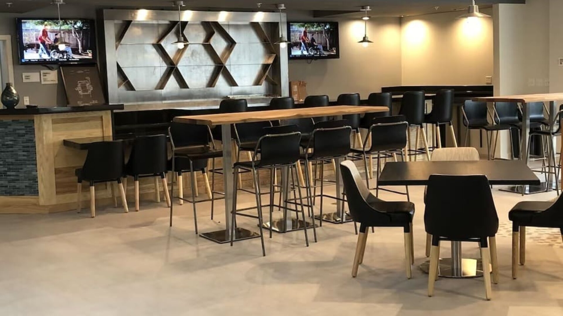Bar and dining area at Radisson Hotel Atlanta Airport.