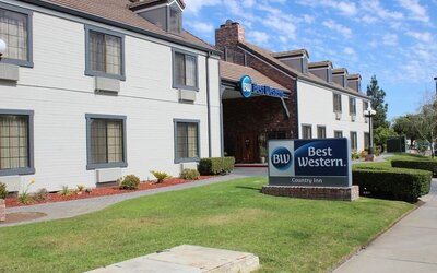 Hotel exterior at Best Western Country Inn Temecula.
