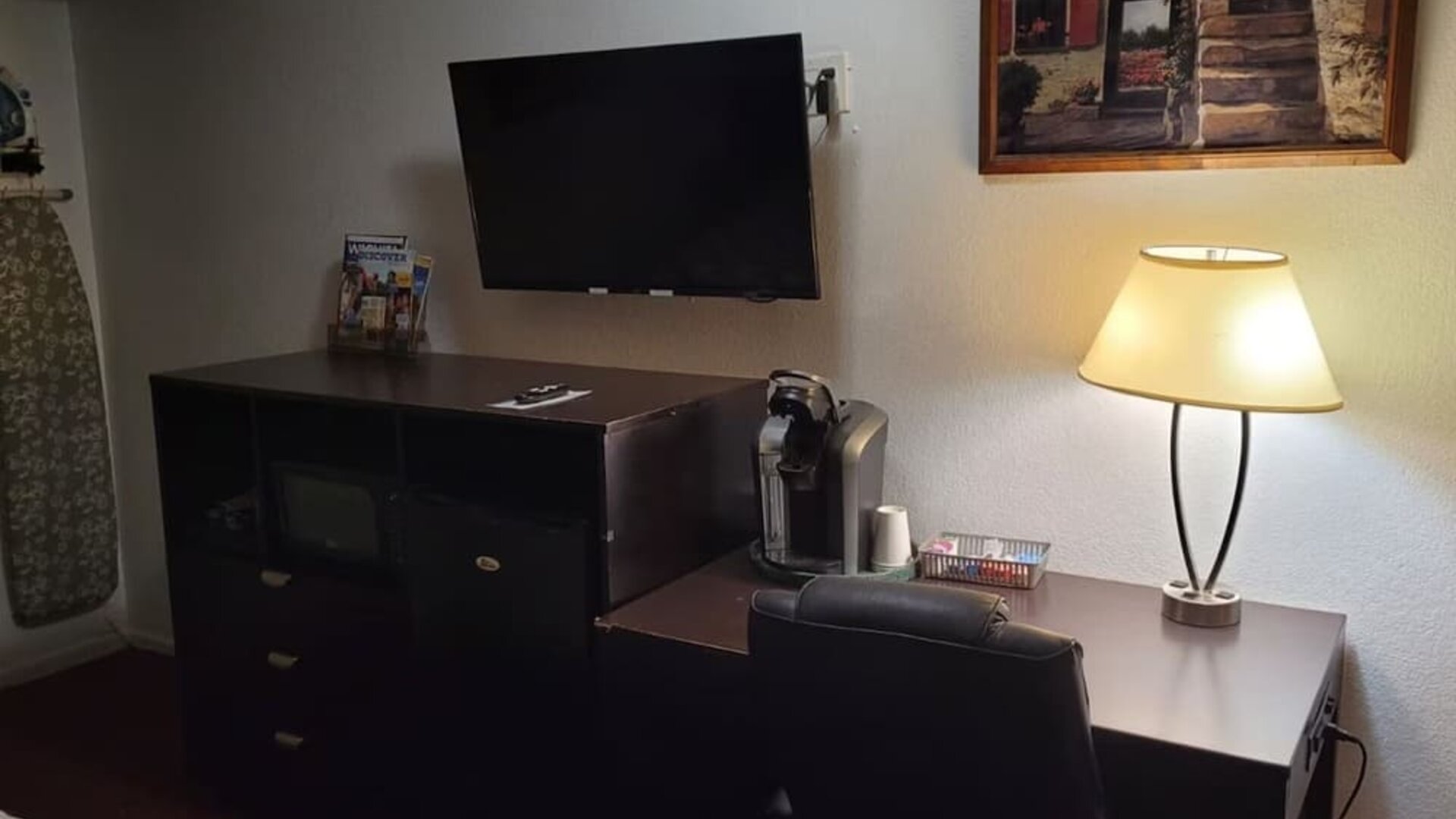 Work desk at Coratel Inn & Suites By Jasper Hutchinson.