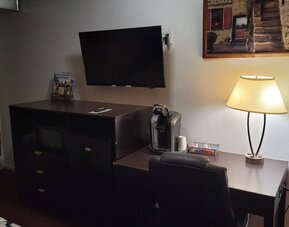 Work desk at Coratel Inn & Suites By Jasper Hutchinson.