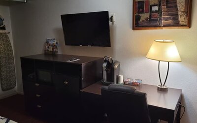 Work desk at Coratel Inn & Suites By Jasper Hutchinson.