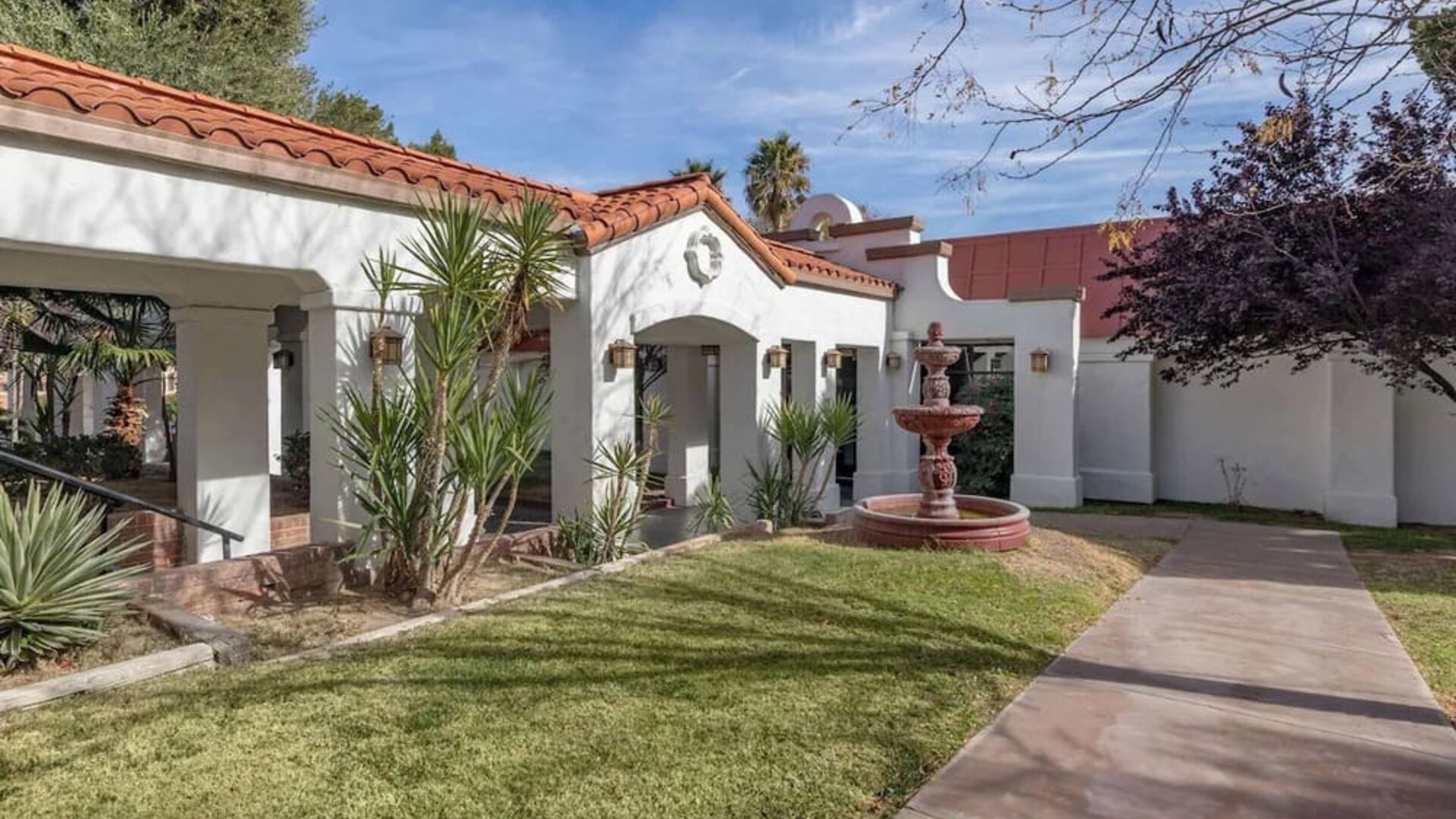 Hotel exterior at Quality Inn On Historic Route 66.