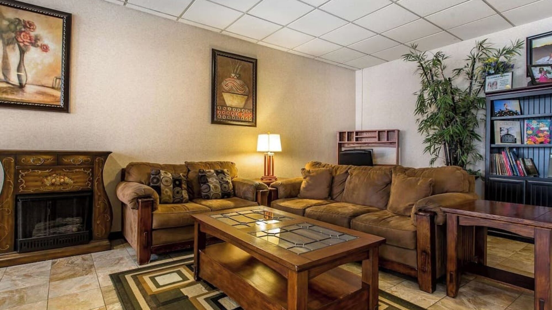 Lobby seating at Quality Inn On Historic Route 66.