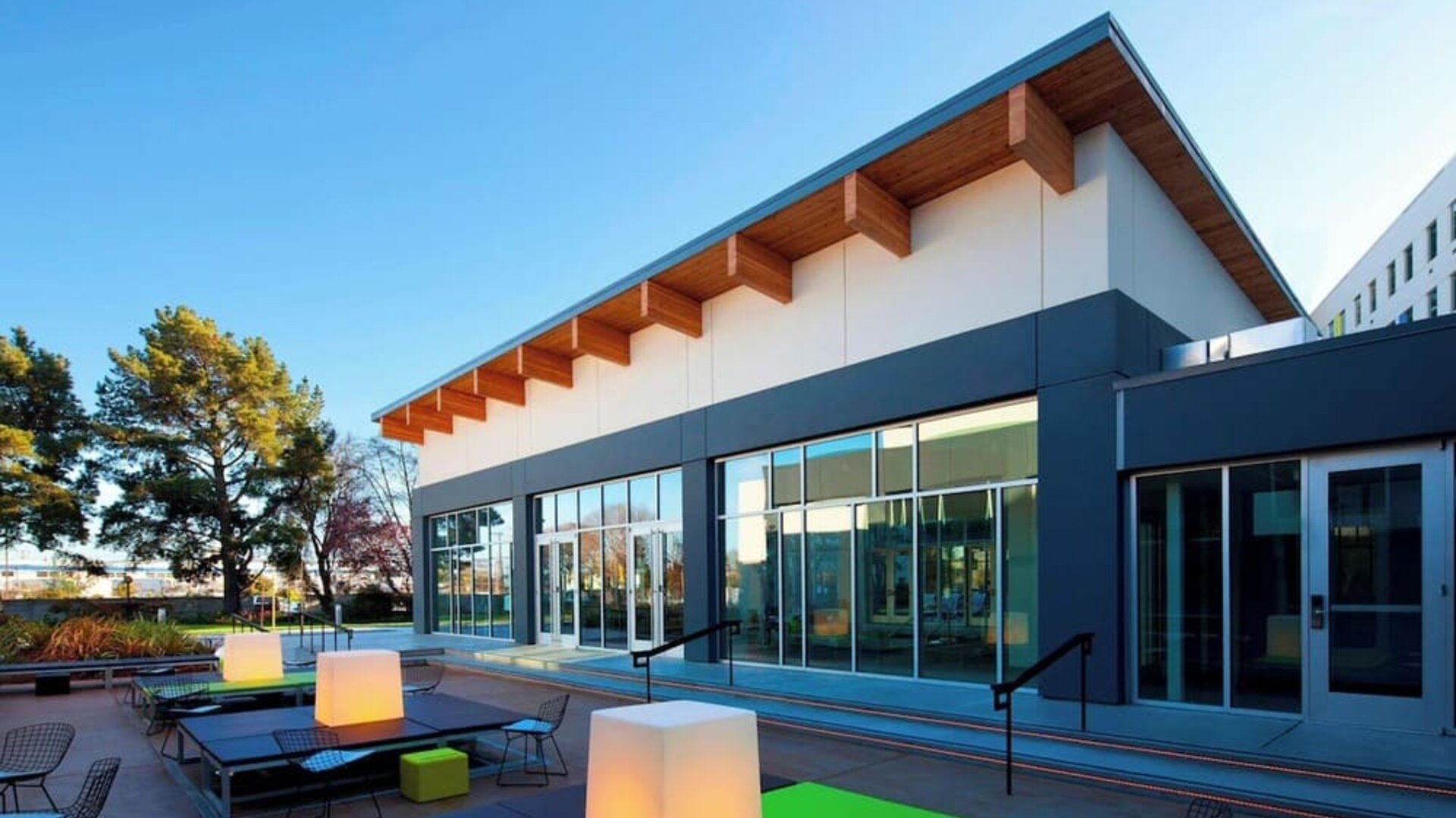 Outdoor space perfect for coworking at Aloft SFO.