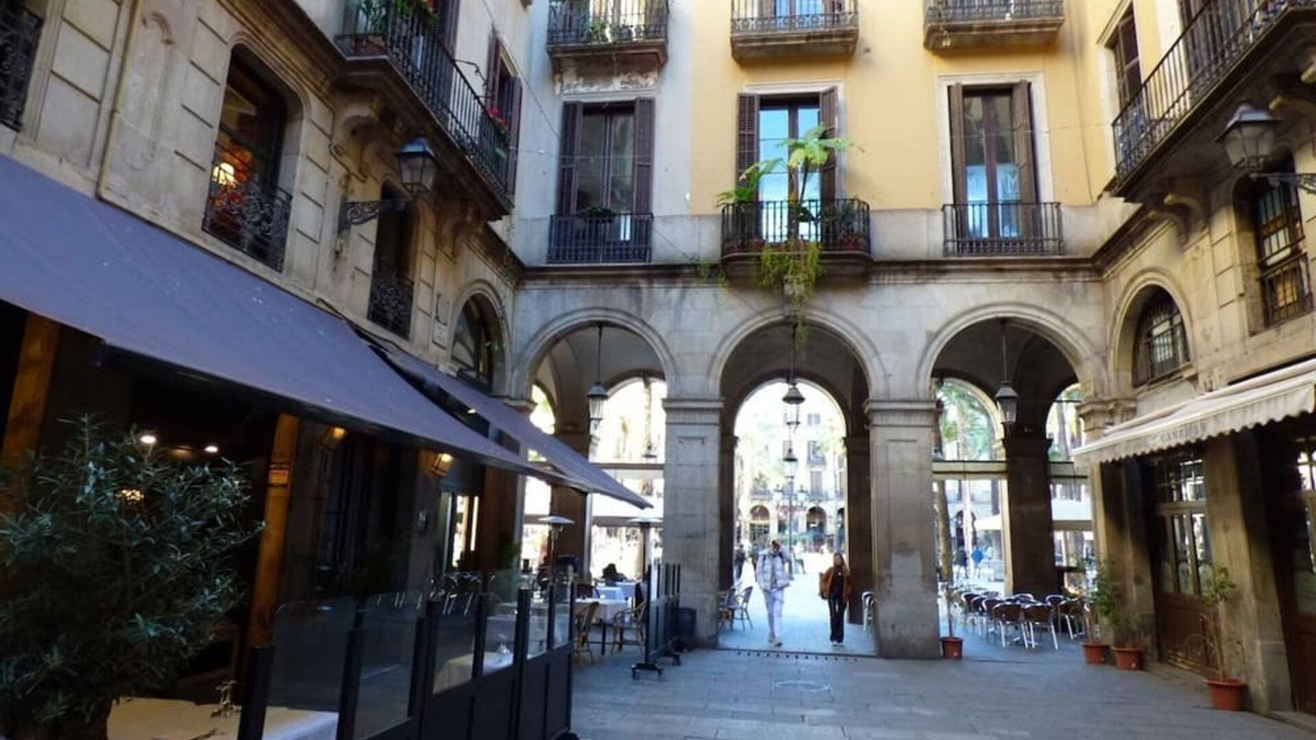 Local land marks at Hotel Moderno Barcelona.