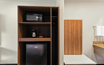 Hotel amenities at Hyland Inn Near Legoland.